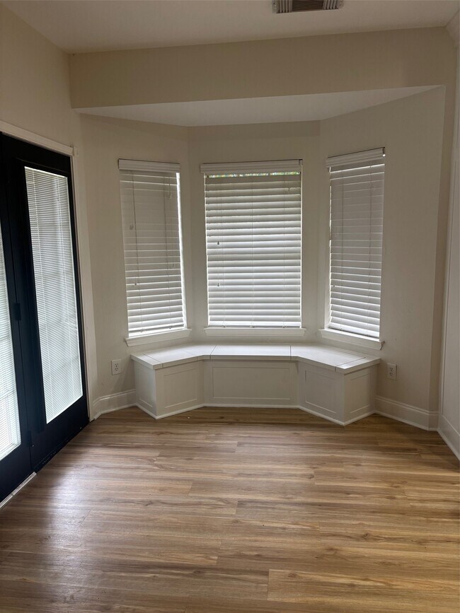 Building Photo - 1811 Emerald Lake Ct