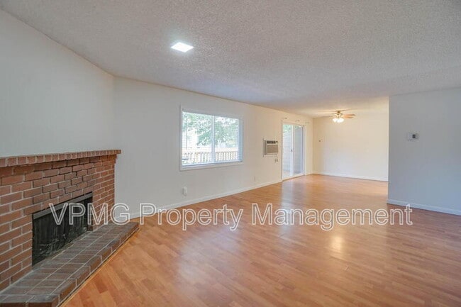 Building Photo - 605 SE 121st Ave