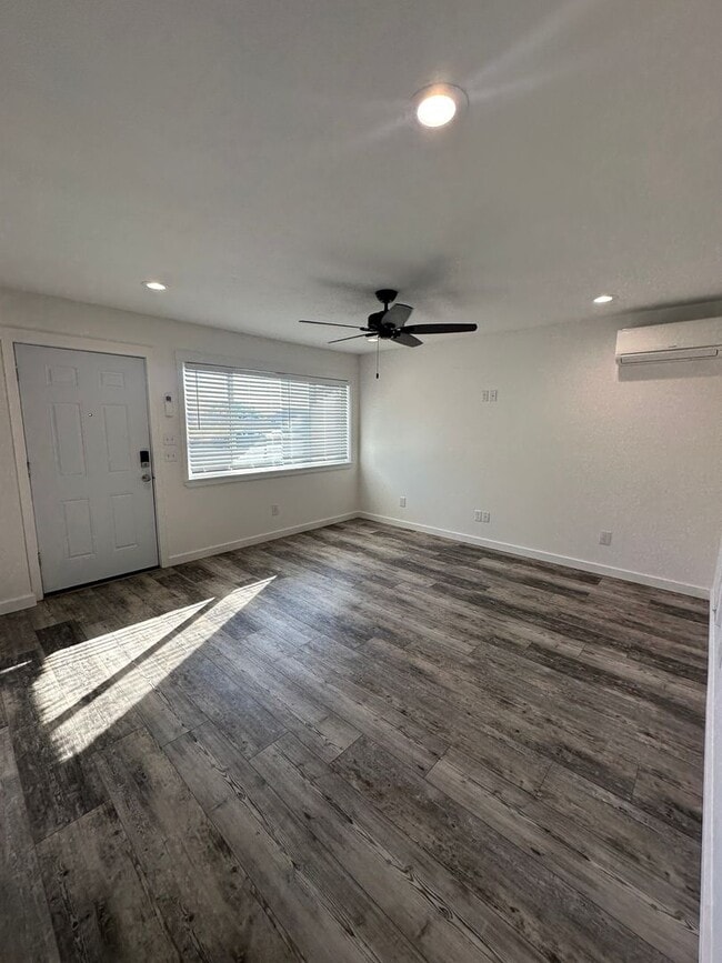 Building Photo - Recently Remodeled, Large 1 bedroom Duplex