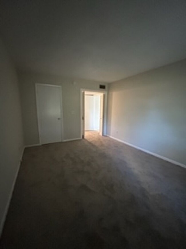 Building Photo - Beautiful Ground Floor 1 Bedroom Condo in ...