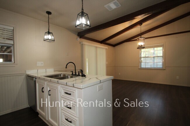 Building Photo - Won't Last!