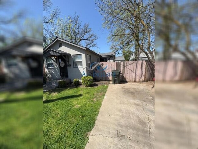 Building Photo - Charming oak park home!!