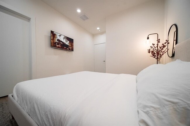 Building Photo - 2212 Francis St