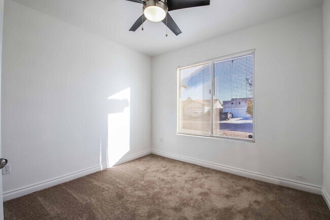 Building Photo - CUTE 3 BEDROOM HOME WITH POOL/SPA!