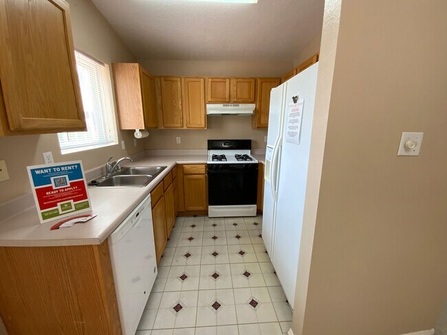 Building Photo - 3 Bedroom Townhome Available Near Southern...