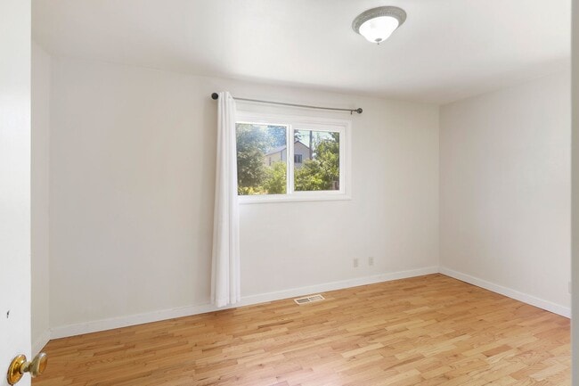 Building Photo - Eastside Charmer with 3 bedrooms 1.75 bath...