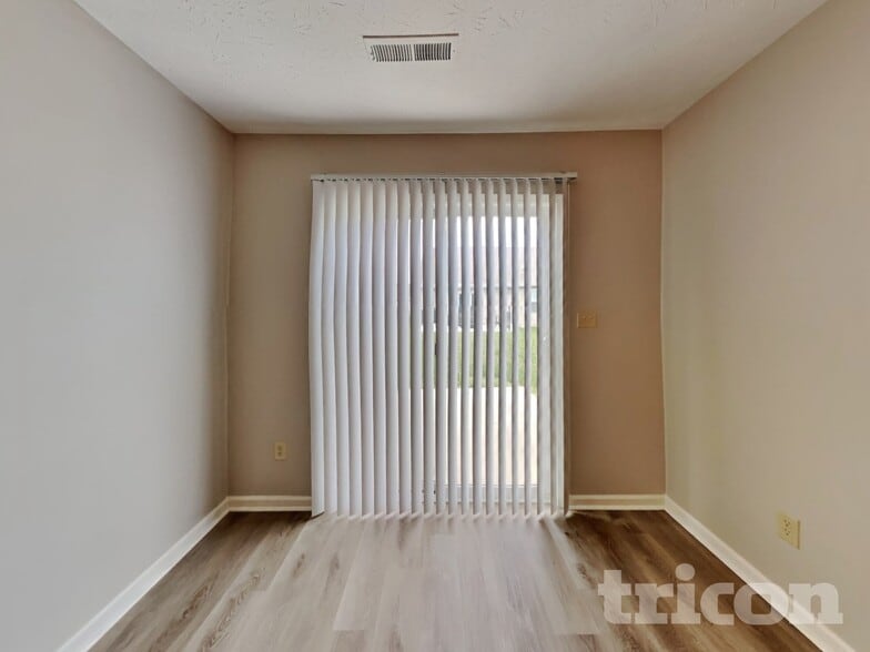 Building Photo - 1806 12 Oaks Dr