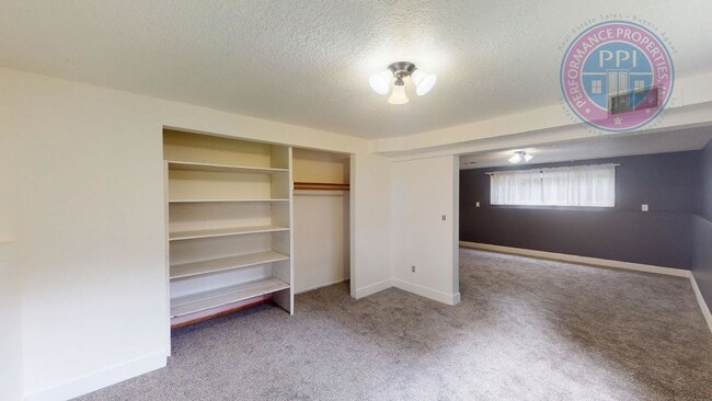 Building Photo - * DESIRABLE MILWAUKIE HOME!  A GARDENER'S ...