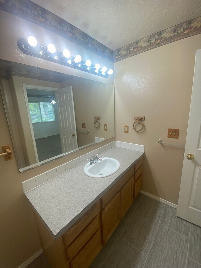 Building Photo - 3 Bed, 2 Bath,  Single Story, CUL-D-SAC Ho...
