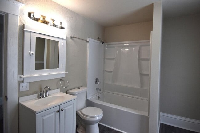 Building Photo - 3 Bedroom 2 Bathroom 2 Stall Garage