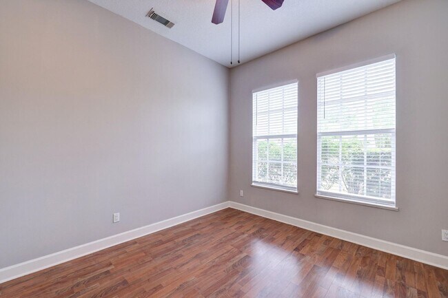 Building Photo - 833 SW Vineland Ct