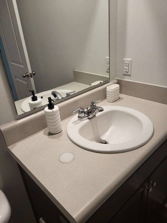 Building Photo - "Spacious Fully Furnished 4-Bedroom Townho...