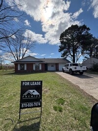 Building Photo - 1800 Fairlane-Move In Ready!