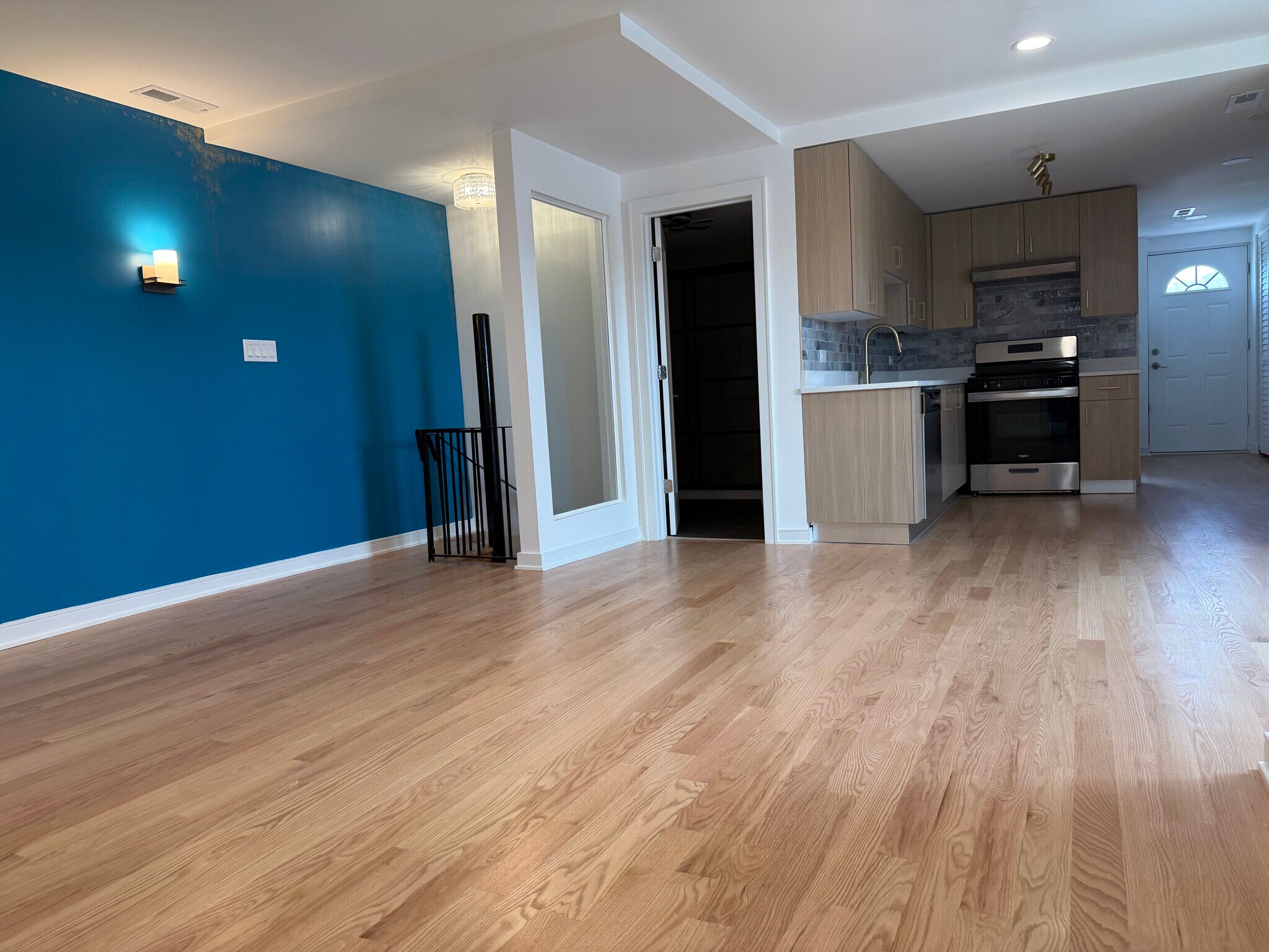 Living room / dining room is to the right with seperate light and window - 1628 W Cermak Rd
