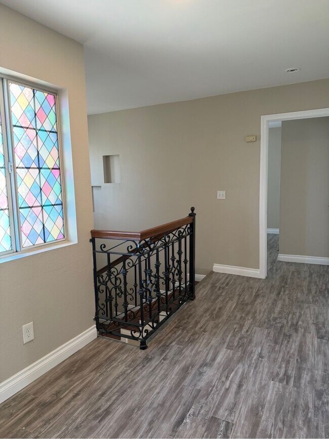 Building Photo - 5 Bed 3 Bath House Available Now!