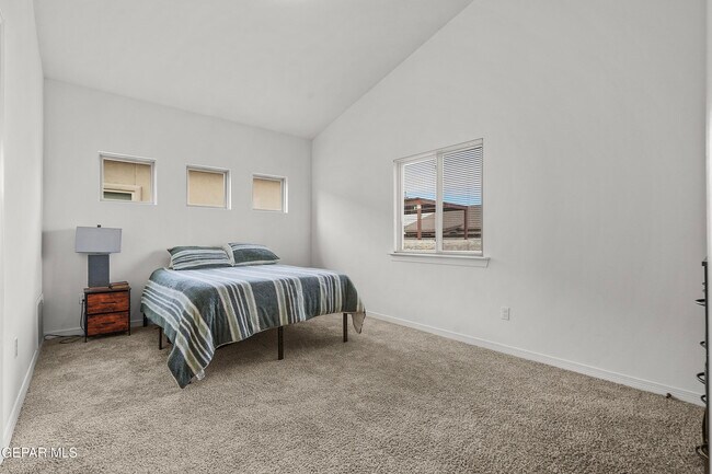 Building Photo - 14761 Mike a Mendoza Ave