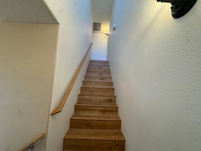 Building Photo - Presidio 3 Bed!