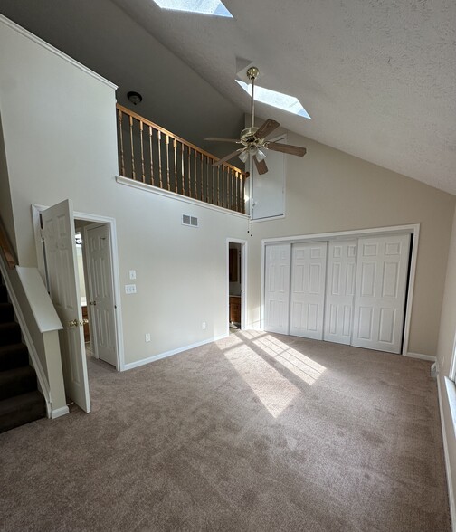 Primary bedroom with loft and vaulted ceiling - 117 Oak Moore Ct