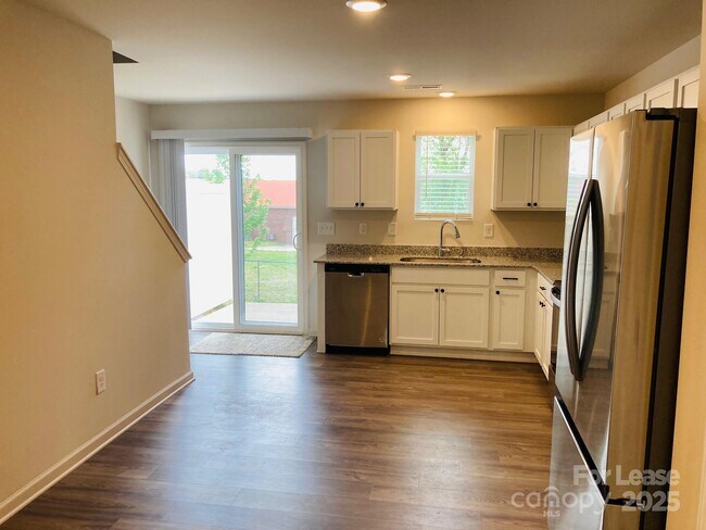 Building Photo - 107 Villa Ln