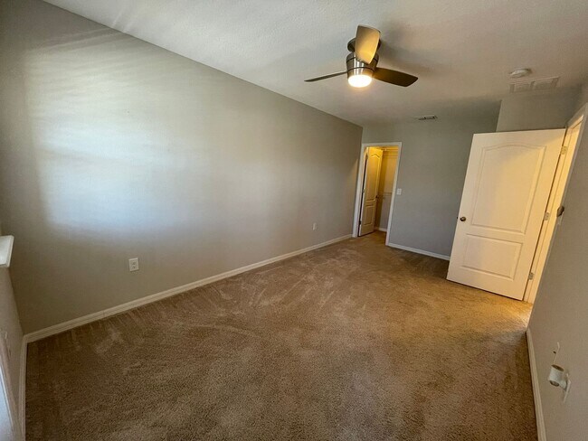Building Photo - 2 Bedroom, 2.5 Bathroom Townhome in Grande Champions