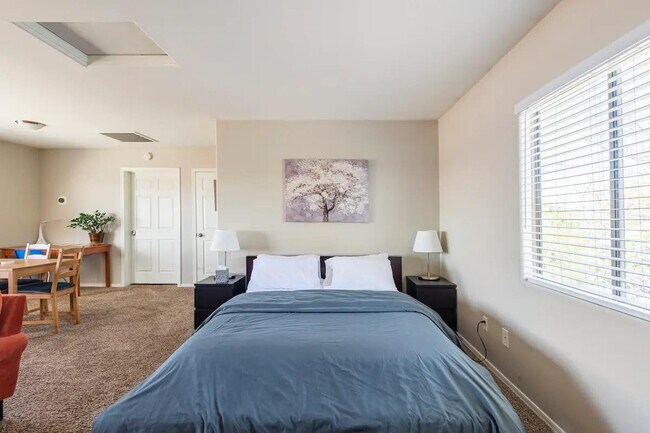 Building Photo - 506 E Townley Ave