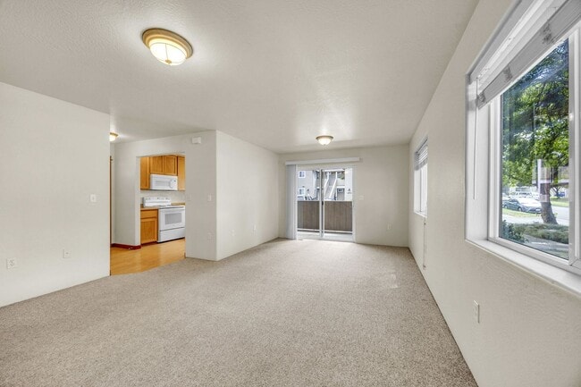 Building Photo - Comfortable 2-Bedroom Apartment in Desirable East Medford