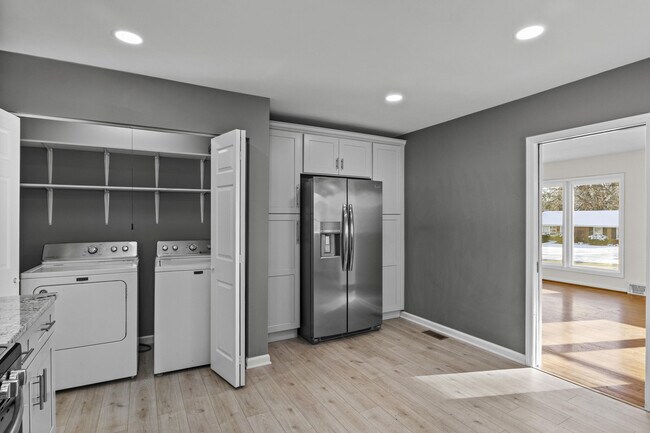 Building Photo - 143 E Lowry Ln