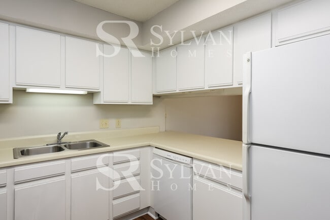 Building Photo - Charming 3BR 2.5BA Townhome Ready for Move...