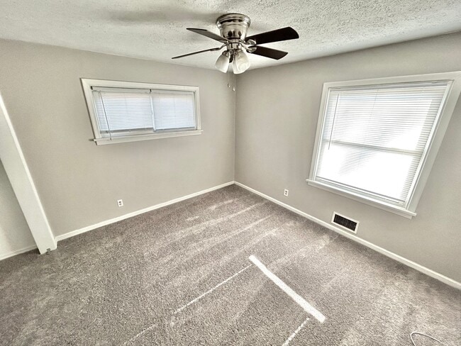 Building Photo - 110 E Gray St