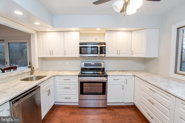 Building Photo - 17 Eden Roc