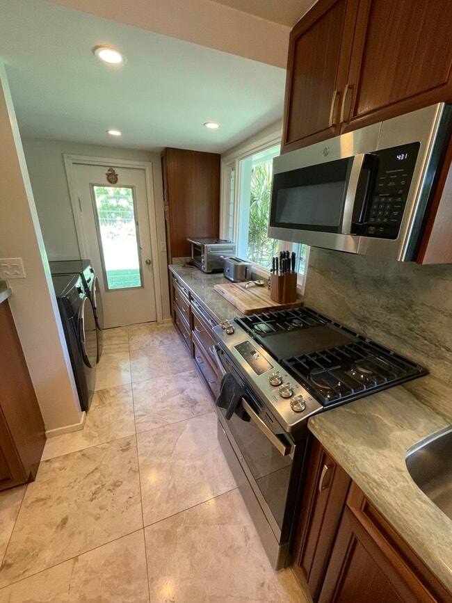 Building Photo - 456 Portlock Rd