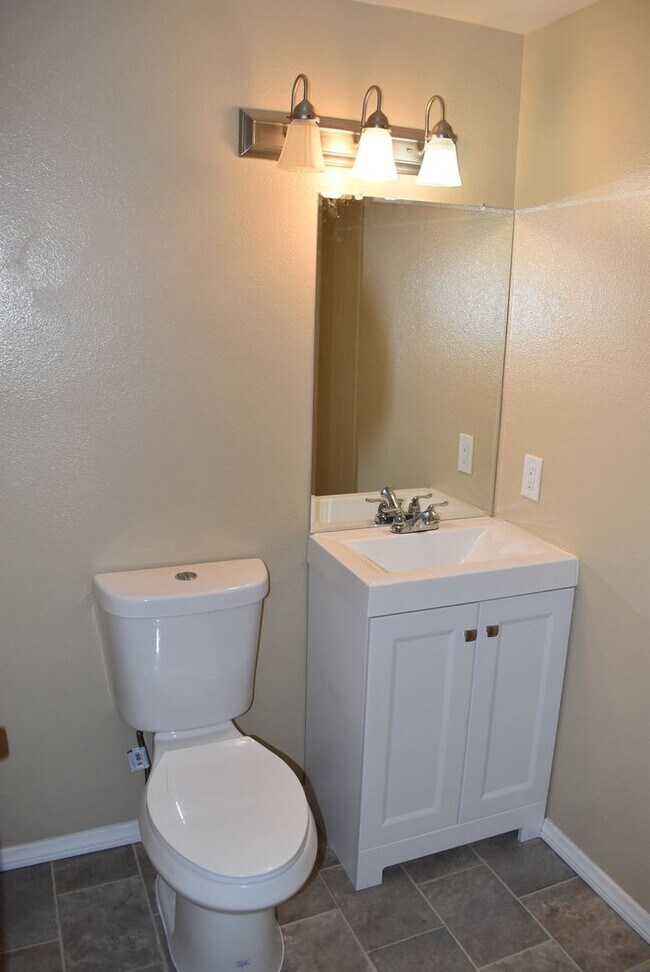 Building Photo - First Floor Single Story 3 Bed 2 Bath Cond...