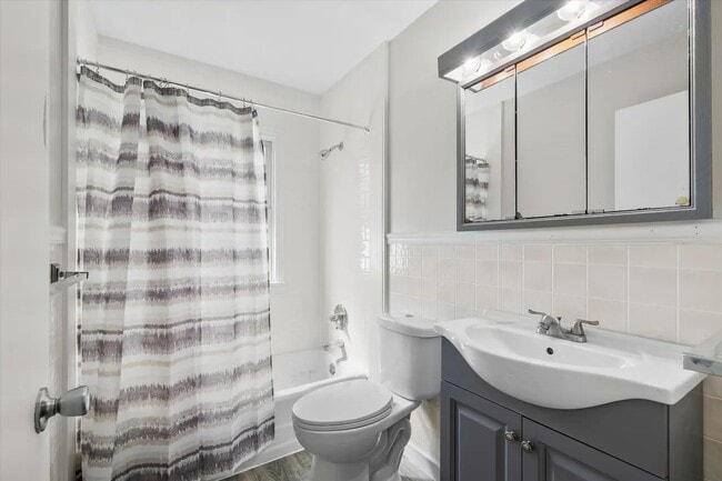 Building Photo - 928 8th Ave S