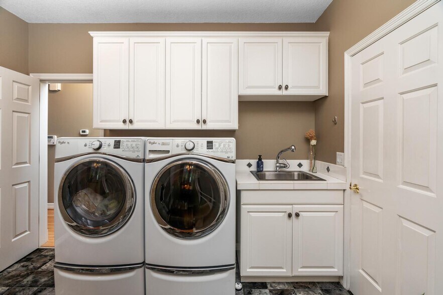 Building Photo - 16235 SW Falcon Dr