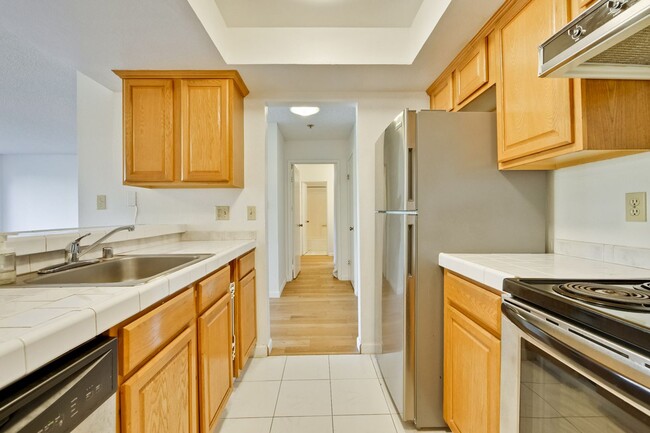 Building Photo - Beautiful and Spacious 1BR 1BA Condo in Pa...