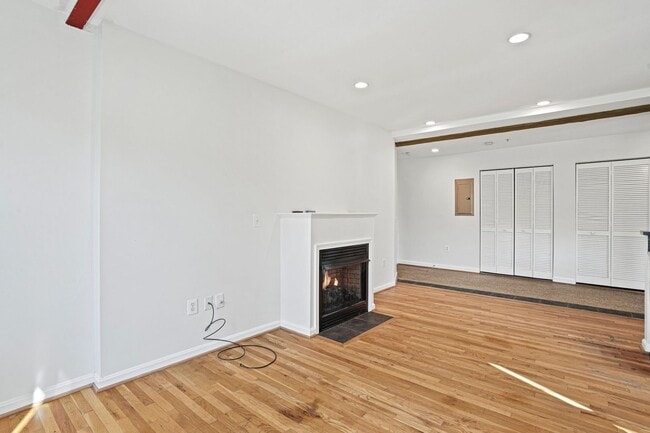 Building Photo - 2 Bedroom Beauty in Bloomingdale! Pets Wel...