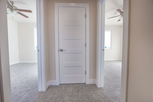 Building Photo - Crimson Park Town Home.