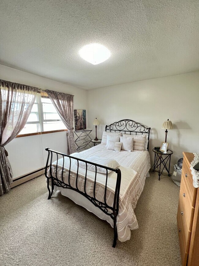 Building Photo - AVAILABLE MAY - Large 2 Bedroom Apartment!