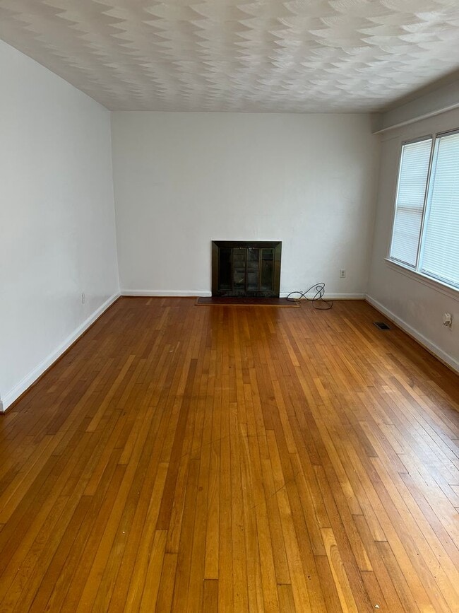 Building Photo - 11 Markham Dr