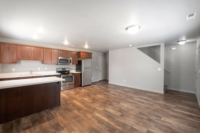 Building Photo - Awesome 2 Story Townhome in Vineyard w/ attached 2 car garage!