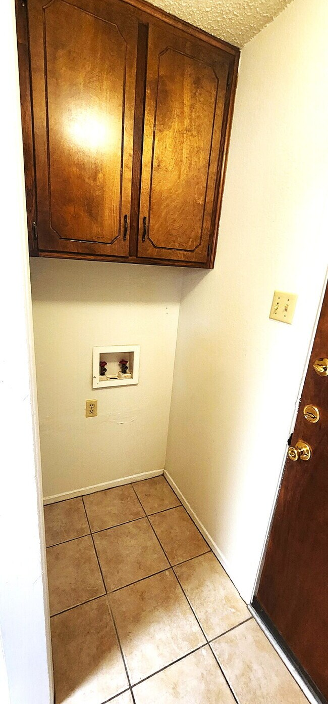 Building Photo - Beautifully updated 3/2/2 in the Meadows -Modern Updates & Flexible Living Space!