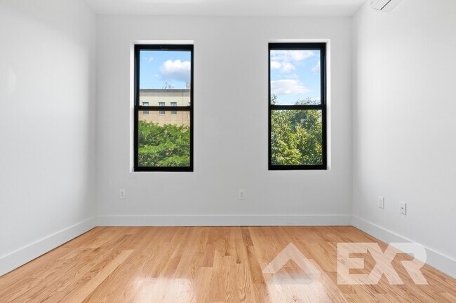 Building Photo - 236 Montrose Ave