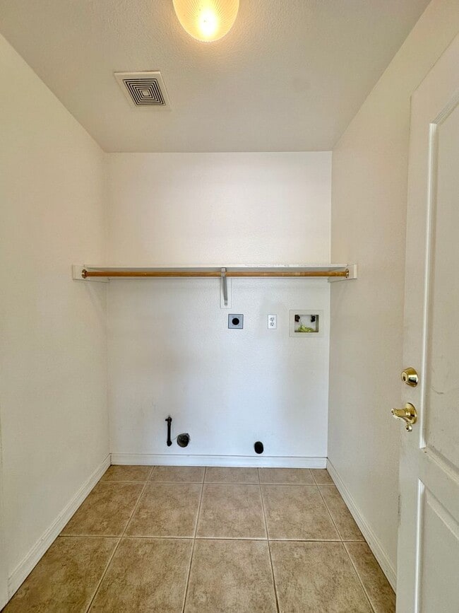 Building Photo - Great 3 Bedroom Home with Detached Garage!