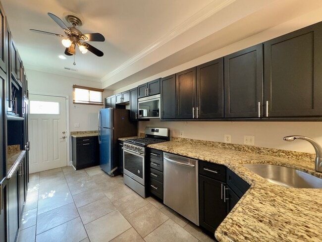 Building Photo - Beautiful 3Bed/2.5Bath Home in the City