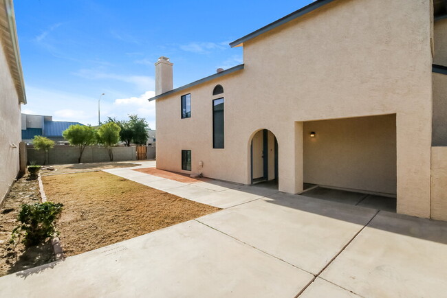 Building Photo - 921 S Val Vista Dr