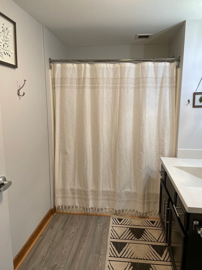 Building Photo - 940 Monroe Ave NW