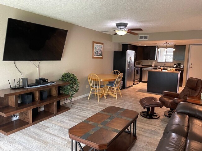 Building Photo - Available May 1st, 2026! Furnished, ground floor unit!