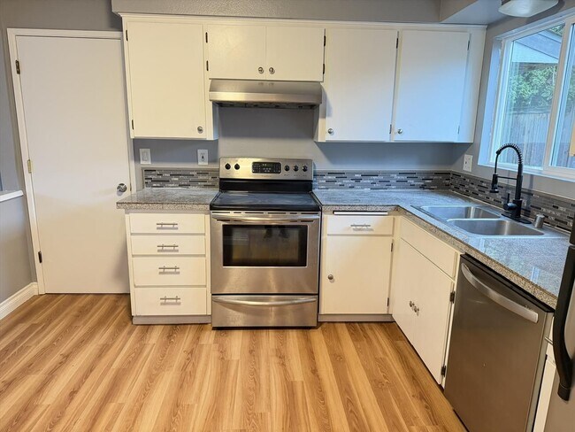 Building Photo - 1615 63rd St SE