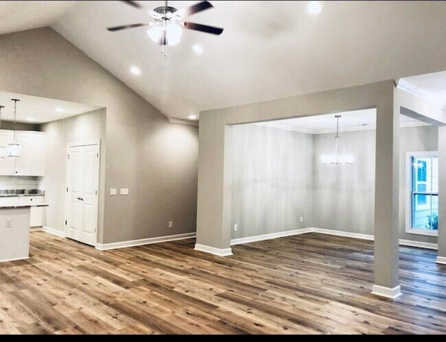 Building Photo - Stunning Home in Rose Hill!