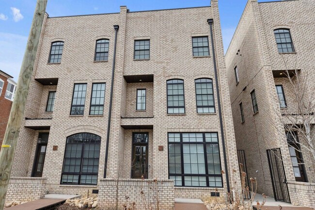 Building Photo - 3206 West End Cir